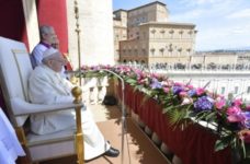 La salud del Papa: Francisco habría hablado de “renuncia” y estaría negado a operarse de la rodilla
