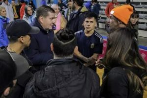 Entregaron becas a más de 200 deportistas locales
