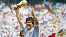 Lanzarán un satélite al espacio en homenaje a Diego Maradona: los fanáticos podrán dejarle mensajes