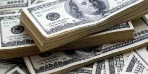 El dólar blue llegó a los 302 pesos y marcó un nuevo récord