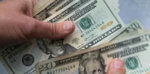 El “blue” se derrumbó otros $18 y quebró la barrera de los $300