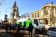 El municipio de Tandil presentó un nuevo camión para la Dirección de Obras Sanitarias