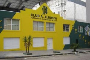 Un herido de bala durante un enfrentamiento entre hinchas de Aldosivi