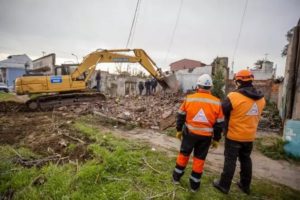 Demolieron dos estructuras abandonadas que presentaban riesgo de derrumbe