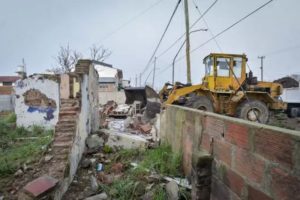 Demolieron una vivienda abandonada que presentaba riesgo de derrumbe