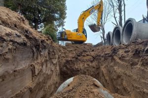 Realizan trabajos para mejorar el sistema pluvial en cuatro barrios