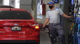 Descongelan un ajuste del impuestos a los combustibles y la nafta puede aumentar este fin de semana