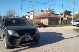 Una pareja de motociclistas internada tras chocar con un auto