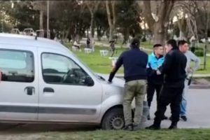 Dos hombres detenidos por amenazar a la empleada de un supermercado chino