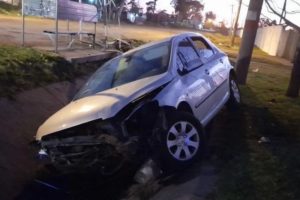 Volcó con su auto y huyó, dejando en el lugar a su acompañante