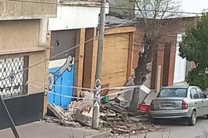 Se derrumbó el balcón de una vivienda en el barrio Bernardino Rivadavia