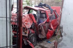 Un joven murió al incrustar su auto contra una casa en el Puerto