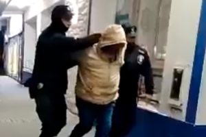 Detuvieron a un hombre que golpeó y amenazó a su pareja con un cuchillo