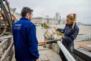 Comenzó la segunda etapa de restauración de las farolas de la Rambla