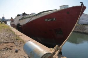 Comenzó en la Base Naval el desguace de buques varados en el Puerto