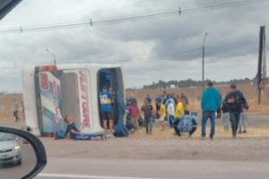 Una mujer murió en el vuelco de un micro con hinchas de Boca que viajaban a Mendoza