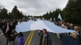 Marcha contra el terrorismo en Bariloche y Villa Mascardi por la toma de tierras