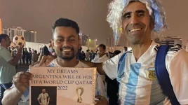 Dos hinchas argentinos están presos en Qatar a semanas del comienzo del Mundial: los acusan de estafas