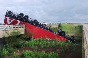 Un camión de Andreani que venía para Mar del Plata volcó sobre la Ruta 2