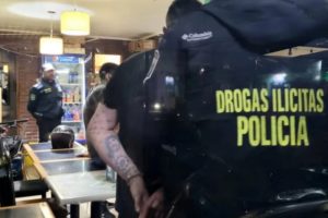 Lo detuvieron mientras vendía droga a una cuadra de Tribunales