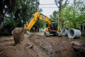 Realizan una obra hidráulica en el barrio Los Tilos