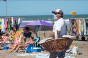 Vendedores ambulantes celebran la llegada de la billetera electrónica a la actividad