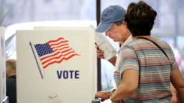 Dividido y angustiado, EEUU aguarda los resultados de un comicio crucial para Biden