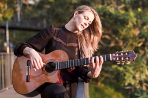 Se presentará en la Sala Payró la artista colombiana-irlandesa Katie James