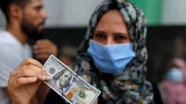 Mirar intensamente a los ojos y hacer pulgar arriba están entre los 11 gestos que se sugiere no hacer en Qatar