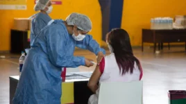 Por el aumento de casos de covid, Salud acelera la aplicación de refuerzos para evitar un pico a fin de año