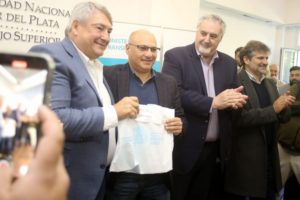 Se firmó el convenio para poner en práctica el boleto universitario en la ciudad