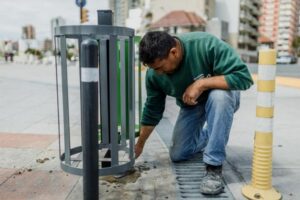 Colocaron nuevos cestos de residuos en la zona costera