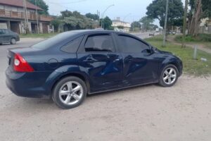 Un hombre de 70 años conducía alcoholizado y chocó a una pareja en una moto