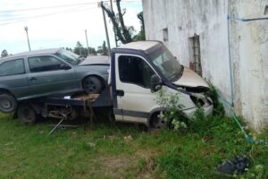 Conductor de una grúa perdió el control del vehículo y chocó contra una casa