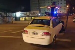 Remisero sin licencia ni seguro, y con alcohol en sangre, chocó a un motociclista