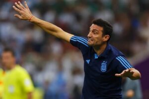 Scaloni: “Quien no se sienta identificado con este equipo es porque no quiere a la Selección”