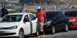 El caos es total: Trapitos ya cobran por cuidar en segunda fila y por adelantado; ganó el descontrol