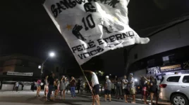 Un altar en el centro de la cancha del Santos y miles de personas en las calles: Brasil se prepara para el velatorio de Pelé