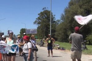 Ambientalistas realizaron un corte en la Autovía 2 en protesta por el permiso a la exploración offshore