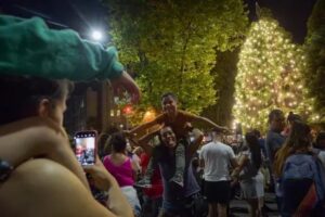 Con la presencia de Papá Noel se encendió el Arbol Navideño en Plaza San Martín
