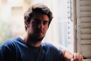 Branco Troiano presenta su primera novela: “El cielo de los monos”