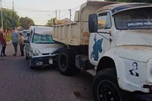 Conductor quedó inconsciente y atrapado en su camioneta tras chocar contra un camión