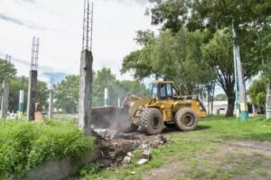 Demolieron una construcción abandonada y construirán un playón deportivo
