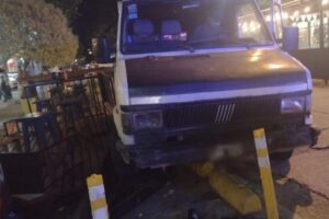 Conductor alcoholizado chocó un deck en la zona Güemes, donde había gente cenando