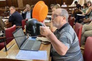 Pujato llevó una palangana y una pava al Concejo para alertar sobre la situación del Interzonal