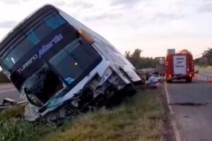 Un micro que salió de Mar del Plata volcó en Entre Ríos con 58 pasajeros a bordo