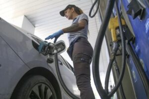 Desde la madrugada las naftas aumentaron un 4%