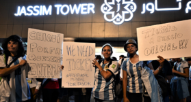 Manifestación de argentinos en Doha por falta de entradas a precio oficial para la final
