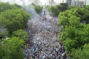 Las calles de Mar del Plata se inundaron de celeste y blanco