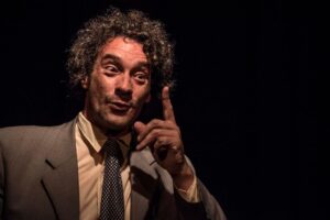 “Un señor alto, rubio, de bigotes” se presentará durante enero en el Cuatro Elementos